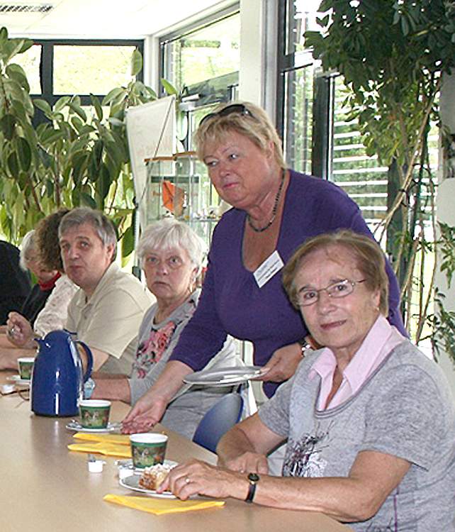 Frau Flögel vom Seniorenbeirat bei der Bewirtung der Gäste